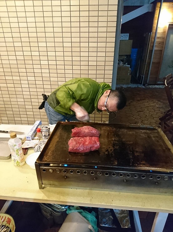 駄菓子の木村屋2018クリスマス肉を焼く木村
